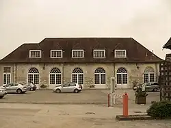 Le bâtiment à l'entrée du fort