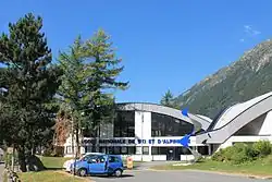 Entrée du bâtiment universitaire de l'École nationale de ski et d'alpinisme (ENSA) de Chamonix-Mont-Blanc.