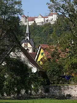 Vue du château du village et de l'église.