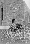 La bénédiction des chevaux sous la statue de saint Cornély lors du pardon de 1924 1