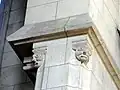 Têtes grimaçantes.
