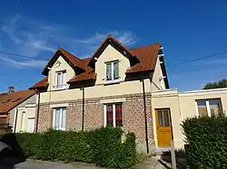 Des habitations groupées par deux.