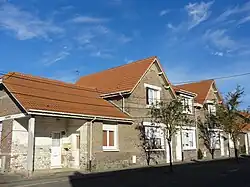 Des habitations groupées par cinq.