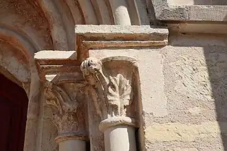 ... chapiteau du porche