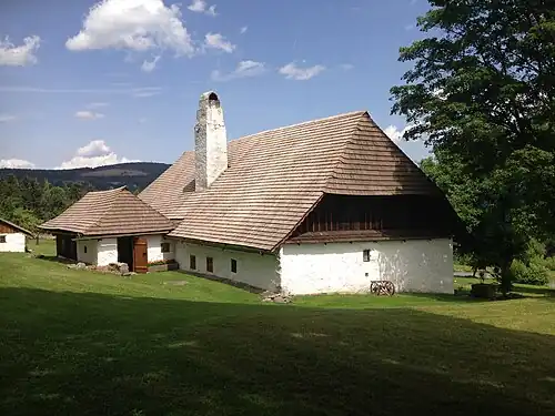Maison rénovée avec des bardeaux en bois.