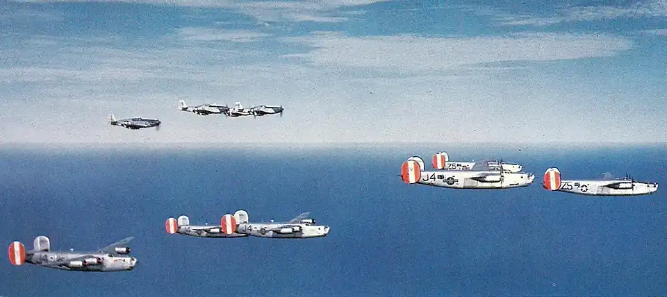 Bombardiers B-24H Liberator consolidés de l'US Army Air Force du 458th Bombardment Group (Heavy), basés à RAF Horsham St Faith, en Angleterre, au-dessus de la mer du Nord avec une escorte rapprochée de Mustangs P-51B/D nord-américains du 352nd Fighter Group. en 1944/45. Les B-24 visibles appartenaient au 753e Escadron de bombardement (lourd) et au 754e Escadron de bombardement (lourd).