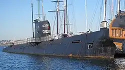 Certaines scènes de cet épisode ont été filmés à bord du B-39, un sous-marin russe de classe Foxtrot« Stargate SG-1, "Small Victories" - Anecdotes », IMDB (consulté le 8 mai 2025).