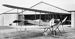 Photo noir et plan d'un avion au sol.