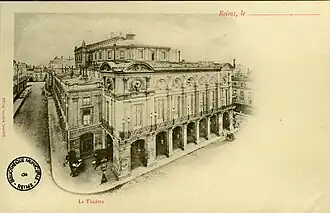 Longeant l'opéra.