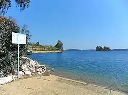 Embarcadère et plage sur le lac&nbsp;(es).