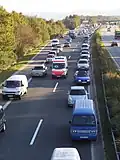 Un véhicule d'urgence sur la Rettungsgasse créée sur l'autoroute allemande 659.
