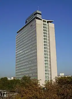 Photographie d'une tour de bureau en béton.