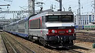 La BB 15047 en têted'une rame à deux niveaux.