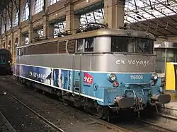 BB 16006. Livrée avec visage d'enfant moins agrandi et visage de femme sans les mains jointes devant le bas du visage.