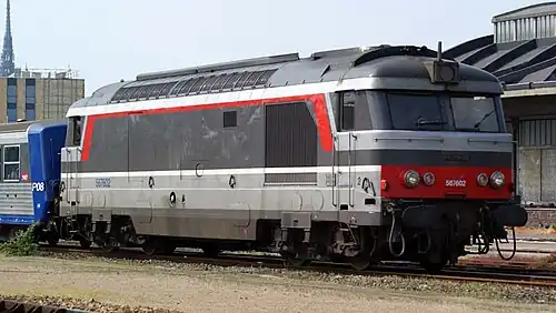 BB 67602 en tête d'une RRR à Amiens.