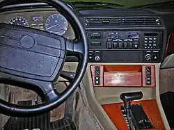 BMW 745i, vue du cockpit avec volant airbag