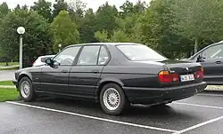 BMW 730i avec huit cylindres, vue arrière
