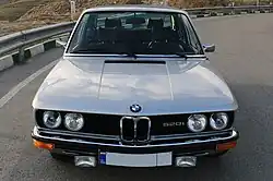 E12 à moteurs quatre cylindres jusqu’en 1976, phares antibrouillard sous le pare-chocs en tant qu’équipement supplémentaire