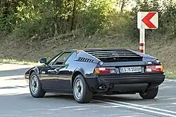 Vue arrière de la BMW M1.