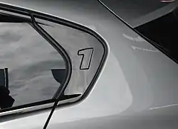 Eingeprägte 1 in der hinteren Fensterumrandung, ausstattungsabhängig