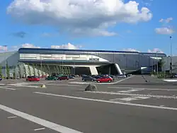 Photographie en couleurs d'un bâtiment administratif.