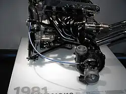 Photo d'un bloc moteur, exposé sur une table, dans un musée.