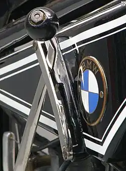 R 32 côté droit : levier de vitesses et logo.