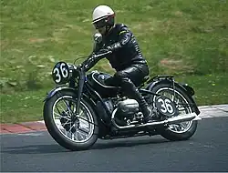 R 5 en course de motos anciennes (1979).