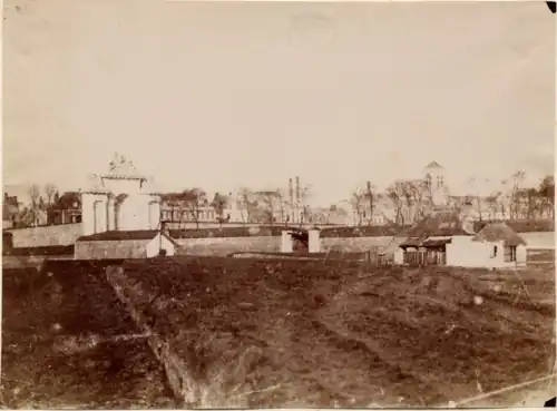 Porte de Paris en 1855 : on aperçoit  le bâtiment du corps de garde à gauche derrière la porte de Simon Vollant