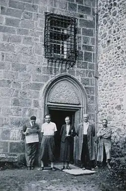 Personnel de la BNU de Strasbourg, devant le château de Cordès où avait été évacuée la bibliothèque en 1939.