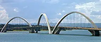 Le pont Juscelino Kubitschek depuis la rive Est du lac Paranoá.