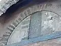 Inscription épigraphique au-dessus de la porte.