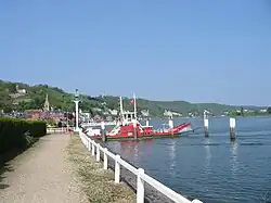 Passage de La Bouille, départ du bac 20 (avant son retrait du service).