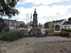 Monument aux morts sur la place