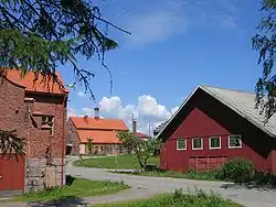 Dépendances du manoir de Backas : à gauche l'extrémité est de la porcherie, au milieu la grange et à droite l'aire de battage.