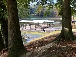 Les bacs prêt à la traversée.