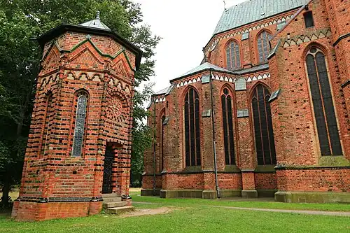 Vue extérieure avec l'ossuaire attenant.