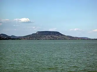 Vue du mont Badacsony depuis le lac Balaton.