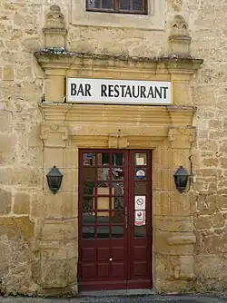 Porte d'un bâtiment du bourg daté de 1548.