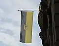Le drapeau vertical d'État avec les petites armoiries