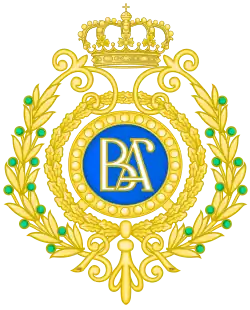 Dessin d'une médaille formée d'un disque central au fond bleu, au centre duquel sont inscrites les deux lettres B et A. Trois cercles dorés constituent le bord de l'objet, le plus excentré étant composé de deux branches de laurier surmontées d'une couronne dorée.