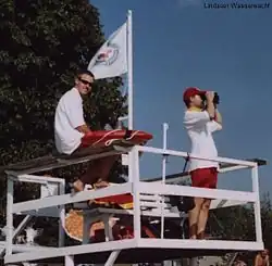 Deux sauveteurs allemands sur une guérite