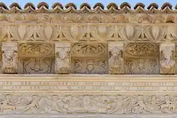 Détails de la façade de l'hôtel de ville.