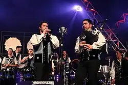 Deux sonneurs du bagad devant un micro sur la scène du festival.