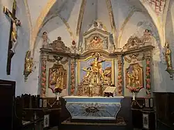 Le chœur de l'église avec l'autel, le tabernacle et le retable.