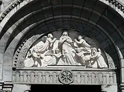 Tympan du portail représentant l'Assomption de Marie, dessous un chrisme