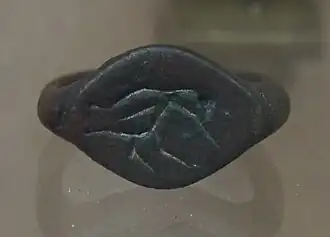 Bague sigillaire ovoïde.