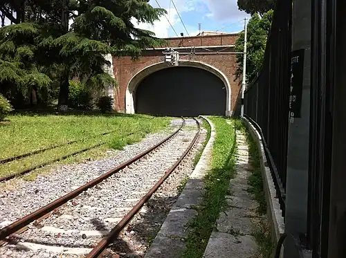 La porte fermée.