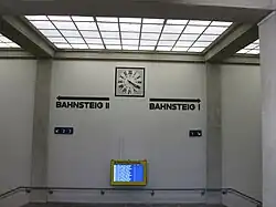 Lettrage réalisé dans la gare de Wiedikon (1928).