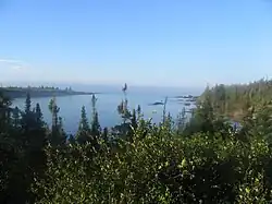 Embouchure de la rivière Pontbriand à quelque 20 km à l'est dans la municipalité de Baie-Johan-Beetz